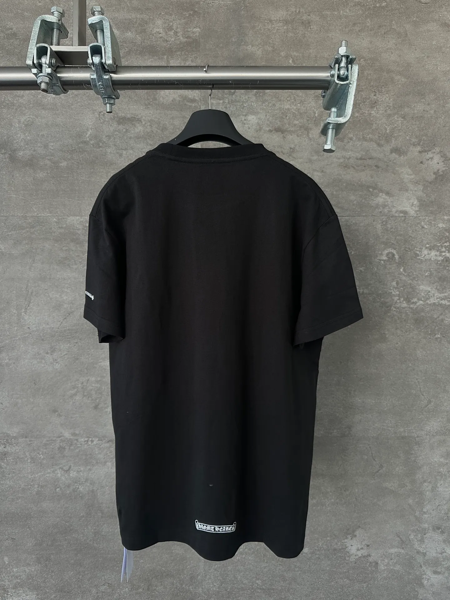 🅿️250 🔥 CH Crow Heart Classic Pocket Neck Sanskrit Printed Casual Loose Short-Sleeved T-Shirt, Same Style for Men and Women, Black Print and White Color Matching, Size S M L, Full Size Available from Stock. Process Description: Made of combed cotton high-density ice-permeable fabric, ribbed custom-dyed, printed with imported glue, every wiring detail is strictly in accordance with YB to achieve 100% restoration of ZG quality